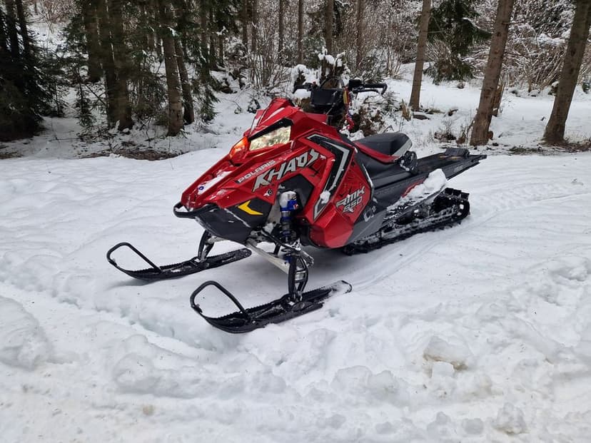 Snowmobil Polaris khaos