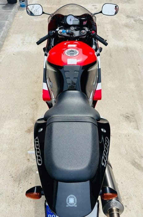 Suzuki GSX-R 1000 conditii showroom