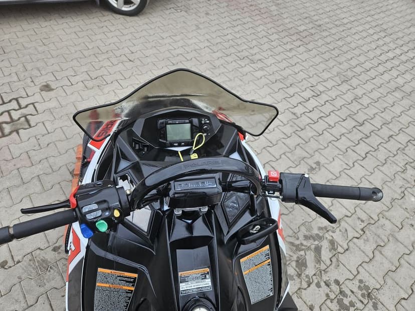 Snowmobil Polaris RMK 800