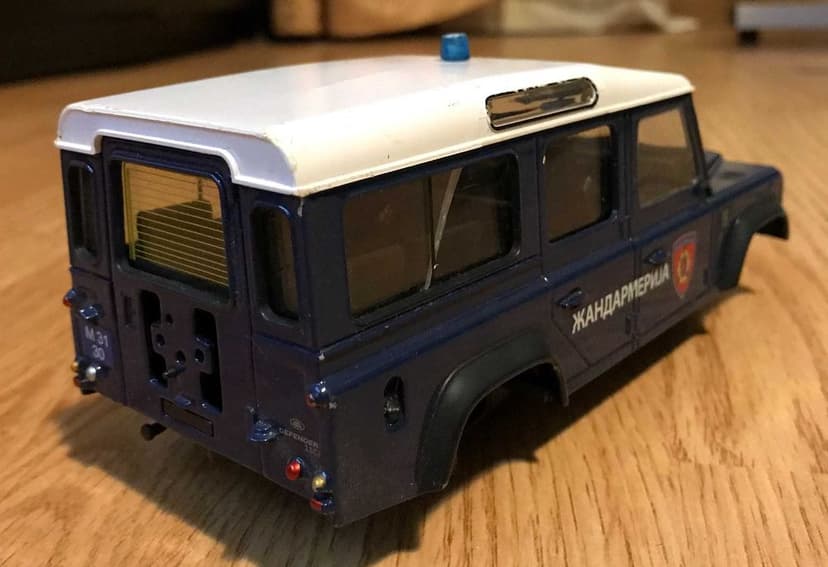 Macheta Land Rover Defender 1 24 Jandarmerija pentru piese proiect
