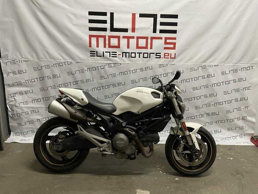 Ducati Monster 2011 - numai 9.900 km - import Canada