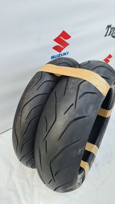 Ducati Monster 1200 S 2019  far furca Ohlins Termignoni  roata piese