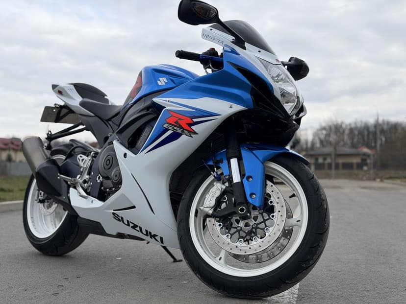 Suzuki GSXR 600 2011 27000 km stare TOP full stock istoric complet