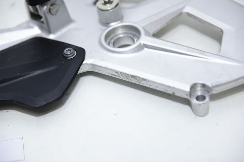 BMW K83 F900R Footrest Hanger stânga 46718404013 suport pentru