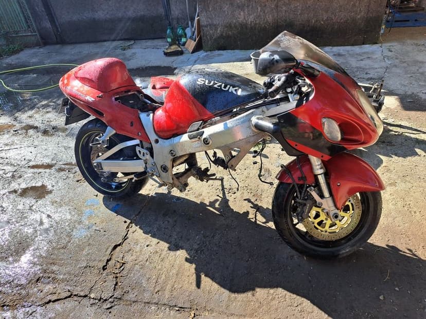 Vând piese Suzuki Gsx1300R Hayabusa 2000