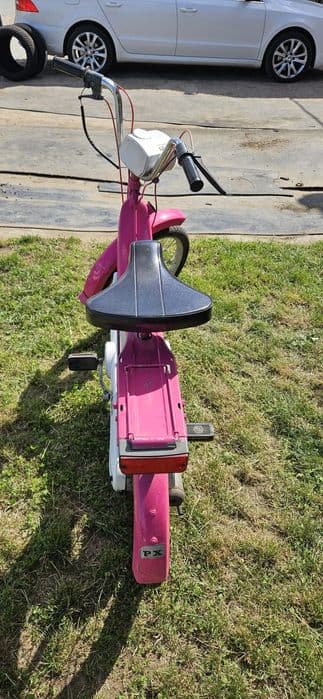 Piaggio Ciao
-Cel roz are setul nou porneste si merge