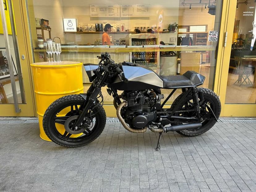 Motocicleta Honda CB400N modificata