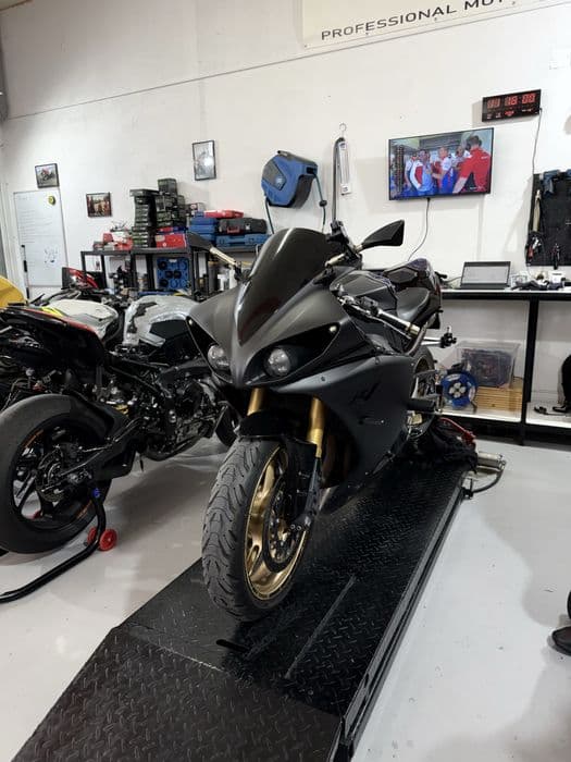 Yamaha R1 Big Bang 2009 - quickshifter, evacuare Akrapovic