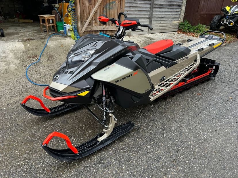 Vand snowmobil Ski-Doo 850 turbo , an 2022 ,230 km, senila:165