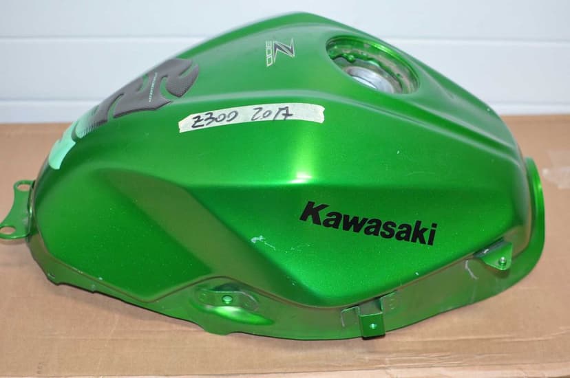 Rezervor Kawasaki Z300 /Suzuki GSXR250 17
