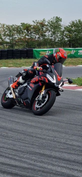 Aprilia rsv4 1100 factory /garantie/brembo/ohlins/akrapovic