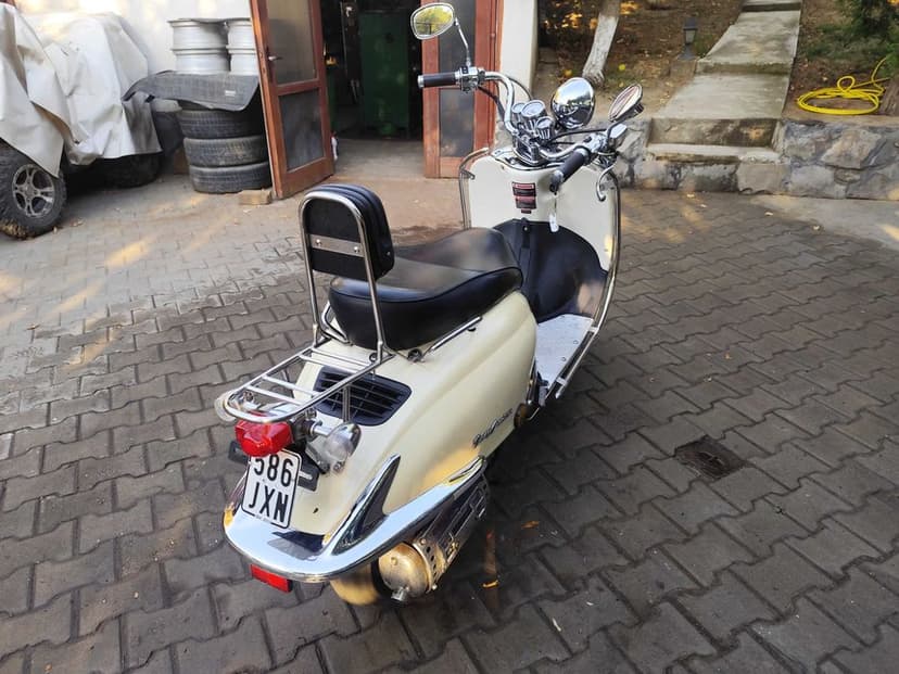 Scuter 49 cc Vespa Classic Replica 1965