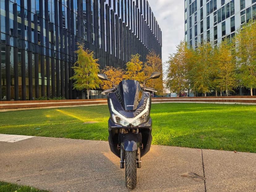 Inchiriez scuter Honda PCX 125cc 2025 NOU, contract 400lei/saptamana