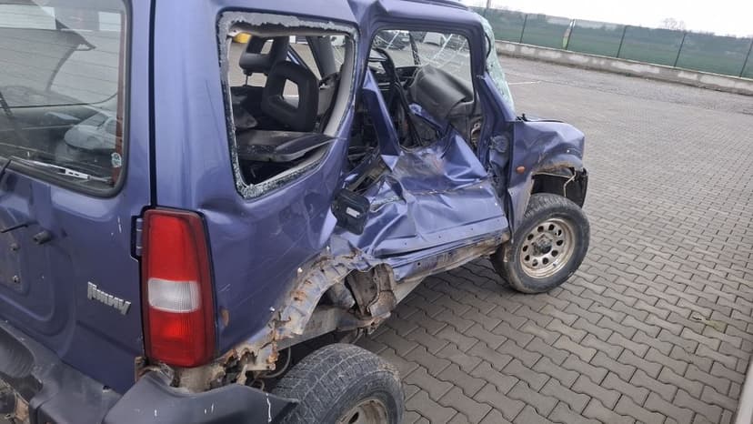 Vand capota, far, bara Suzuki Jimny