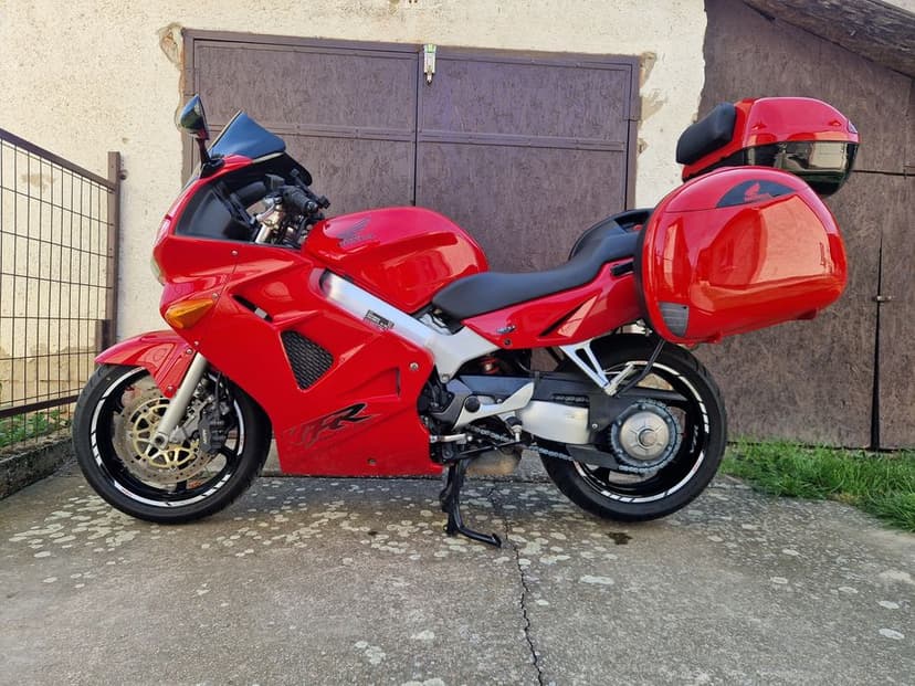 Vând Honda VFR800FI