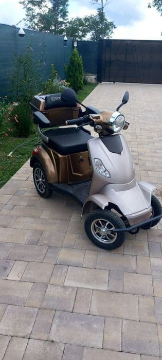Scuter electric cu 4 roti/scuter persoane cu dizabilități