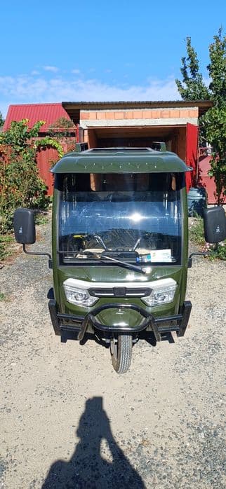 Triciclu electric cu cabina dubla și bena