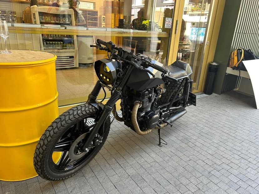 Motocicleta Honda CB400N modificata