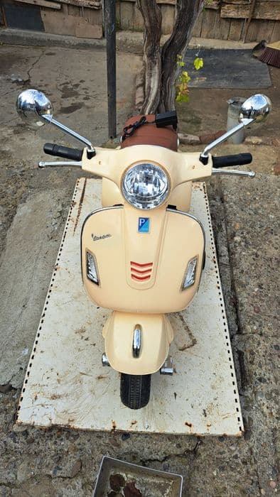 Vând motoreta vespa electrica