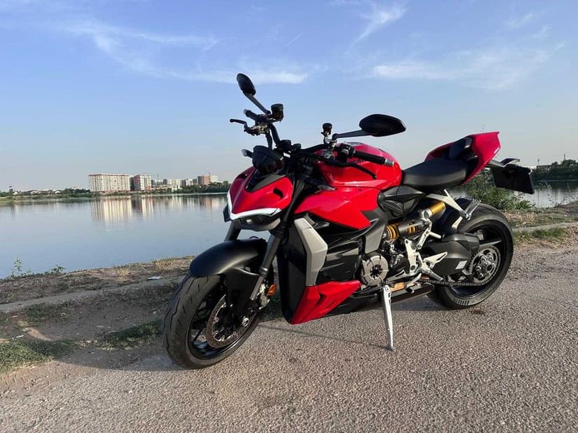 Ducati Streetfighter V2 Rosu - 2023 - 6770 km