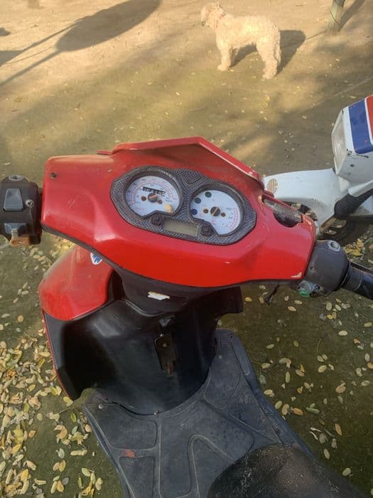 Vand sau achimb doua mopede cel rosu e 4t si cel alb e 2t