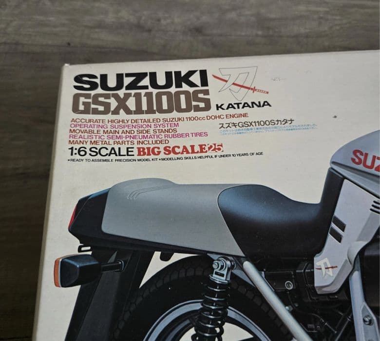 Macheta 1:6 - Tamiya Motocicleta Suzuki GSX1100S 1982 (Model Kit)