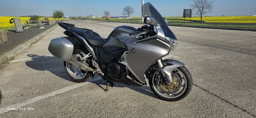 Honda VFR 1200f sc63