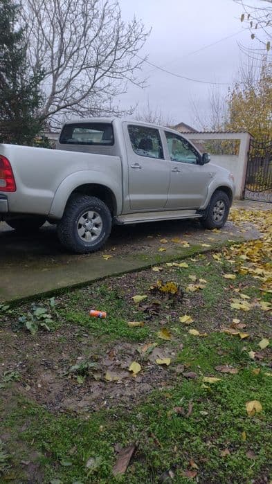 Vând Toyota Hilux 8500e negociabil, 4x4, motor de 3000cc, cutie manual