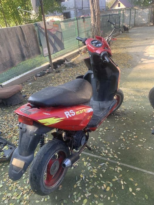 Vand sau achimb doua mopede cel rosu e 4t si cel alb e 2t