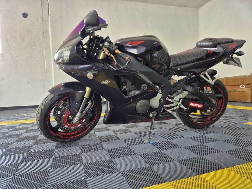 Vând sau schimb Yamaha R1 Race
