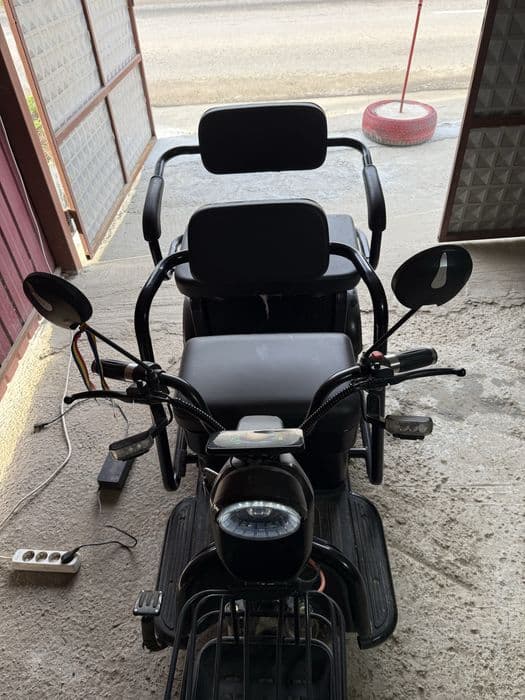 Tricicleta electrica cu doua locuri
