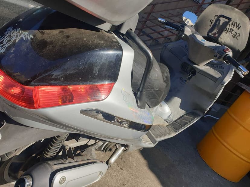 !! Piaggio X8 2004!! are rulaj  12950 pe Board