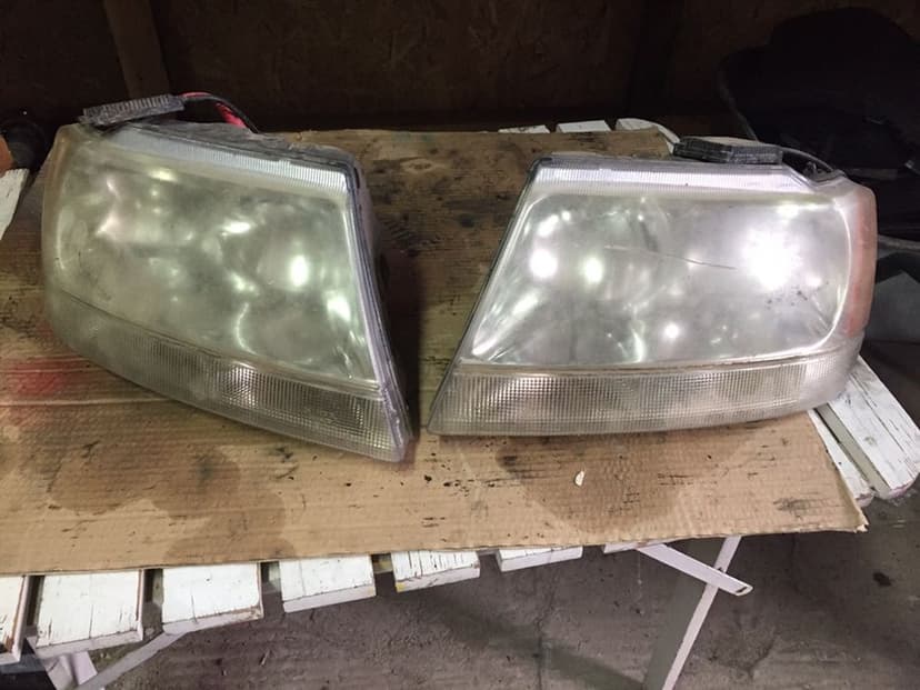 Faruri xenon jeep grand cherokee pret 500 lei setul