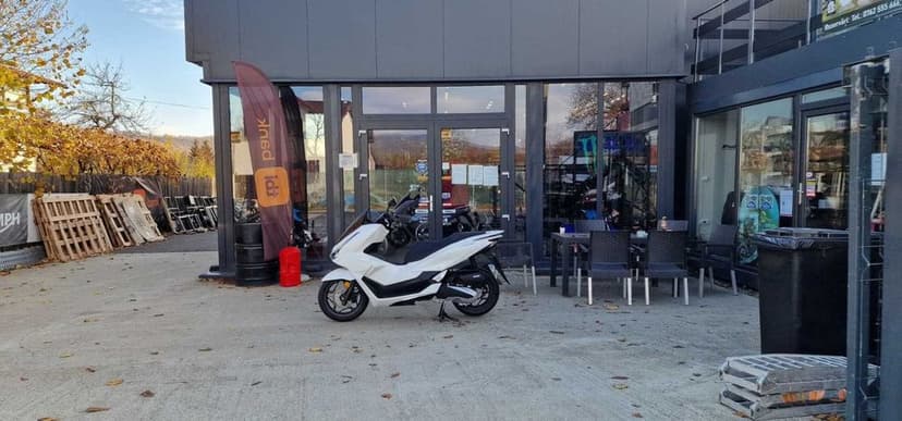 Honda PCX 125 model 2025 nou-se conduce cu B - livrare stoc EST BIKE