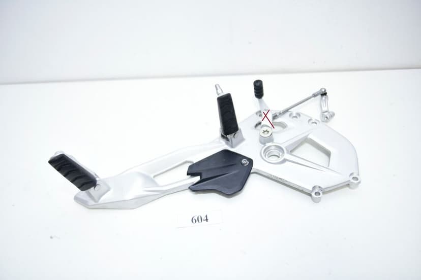 BMW K83 F900R Footrest Hanger stânga 46718404013 suport pentru