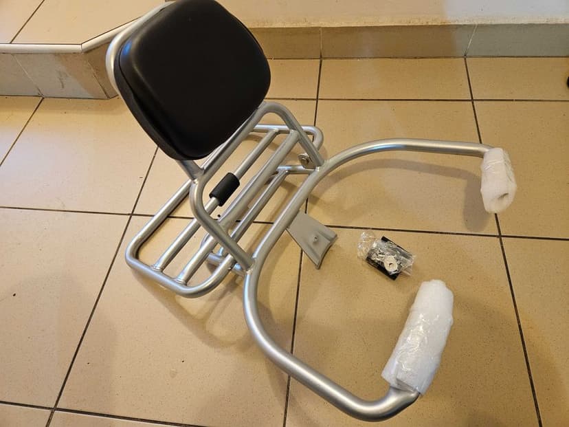 Portbagaj spatar Vespa Sprint Primavera argintiu, motocicletă