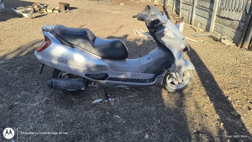 Vând scuter honda 250 motorul merge ff bun ceva probleme estetice