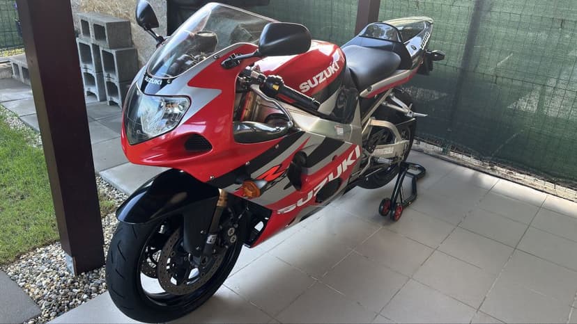 Suzuki GSX-R 1000 conditii showroom