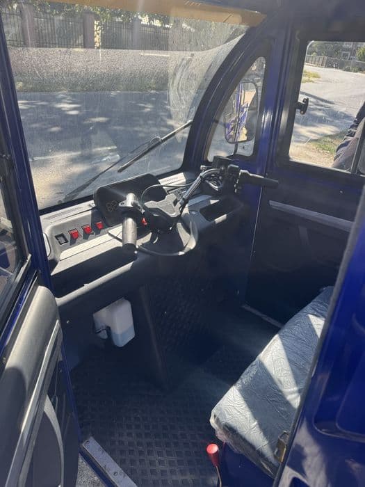 Triciclu electric cu cabină închisă