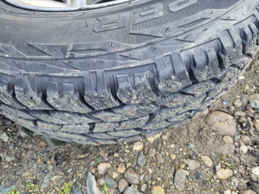 Vand 4 jnate cu anvelope suzuki jimny R15