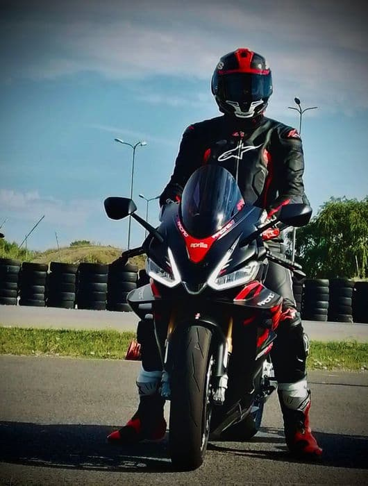 Aprilia rsv4 1100 factory /garantie/brembo/ohlins/akrapovic