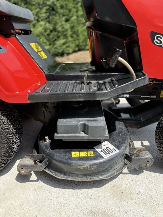 Tractoras tuns gazon iarba