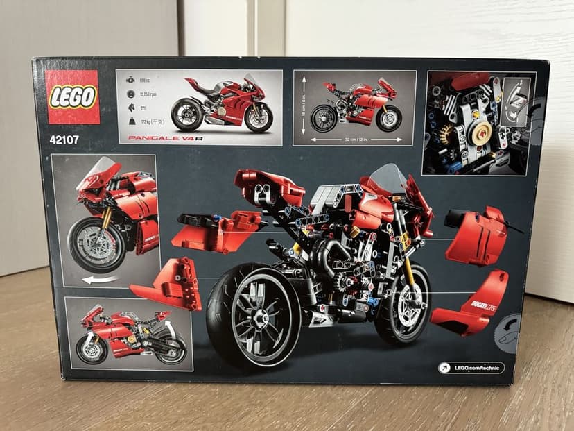 LEGO Technic 42107 Ducati Panigale V4 R si Lego 42123 McLaren