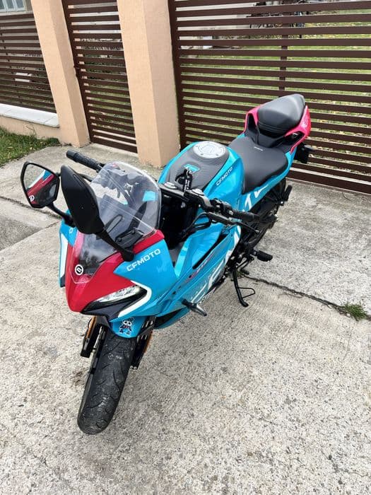 CFMOTO 300SR motocicleta