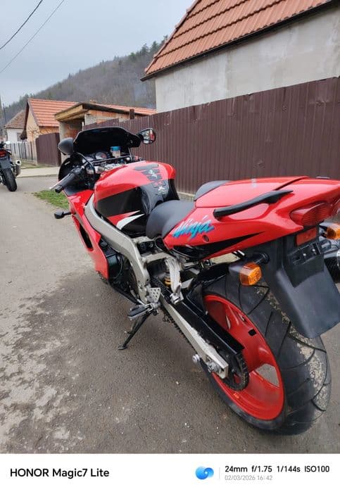 Vând Kawasaki ninja zx9r an 2000 ca nou 3500 e fixxx