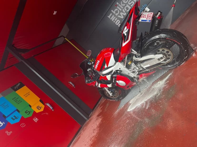 Dezmembrez Yamaha R6 2002