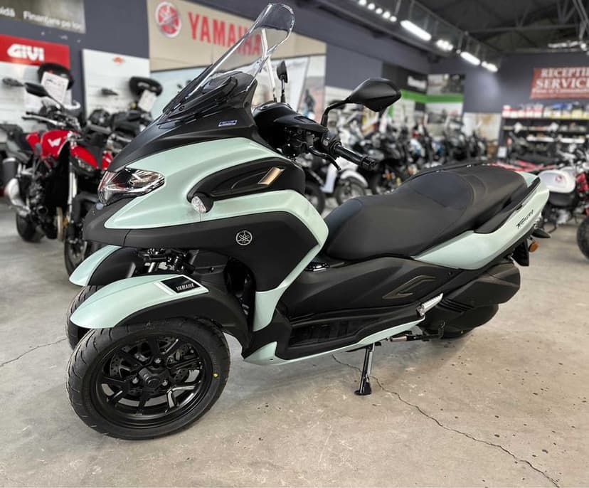 Yamaha Tricity 300 - se conduce cu B Yamaha Constanta by EST BIKE
