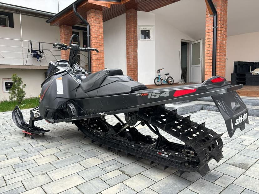 Snowmobil ski doo