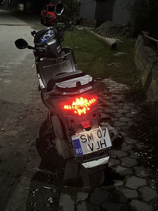 Vand scuter sau scimb cu cross.