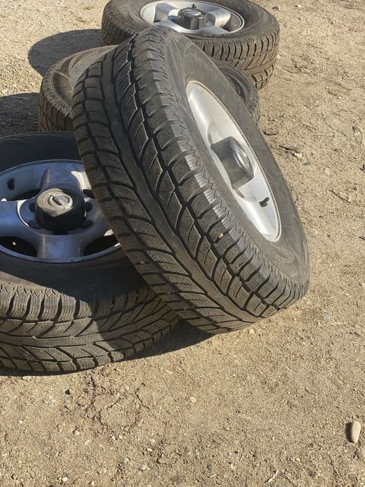 Vand 4 jante cu cauciucuri nissan navara